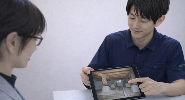 床下写真を見ながら、シロアリ駆除・予防の最適プランを説明（鹿児島）