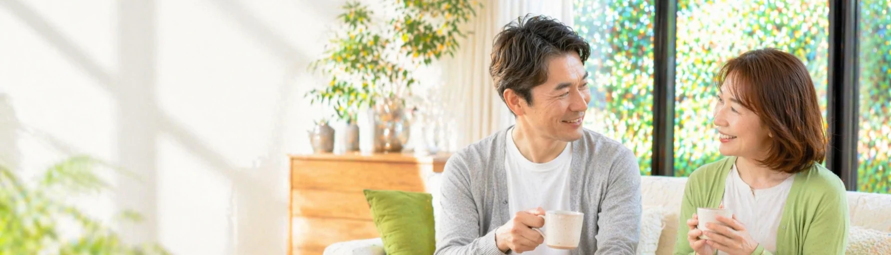 シロアリ施工後に安心してリビングで過ごす夫婦のお客様の声ヘッダー画像