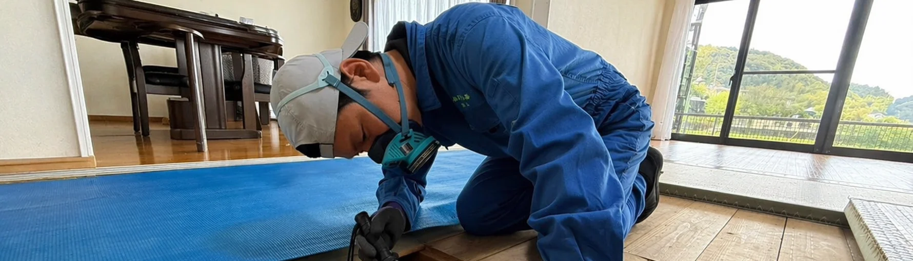 シロアリ被害を確認するため床下点検を行う南日本消毒スタッフ