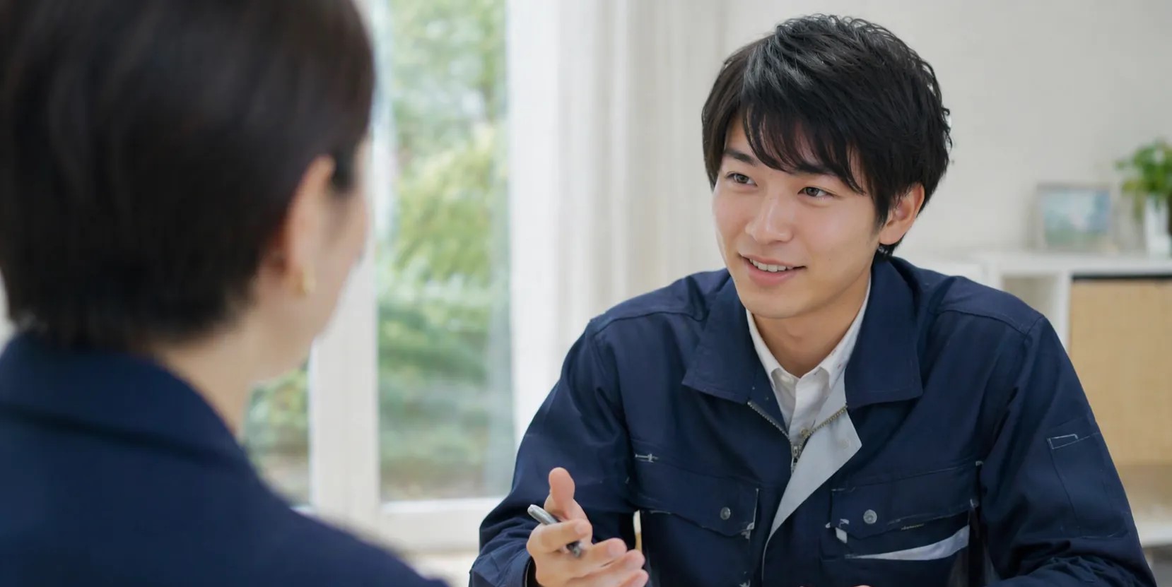 南日本消毒スタッフがお客様へシロアリ対策を説明している様子